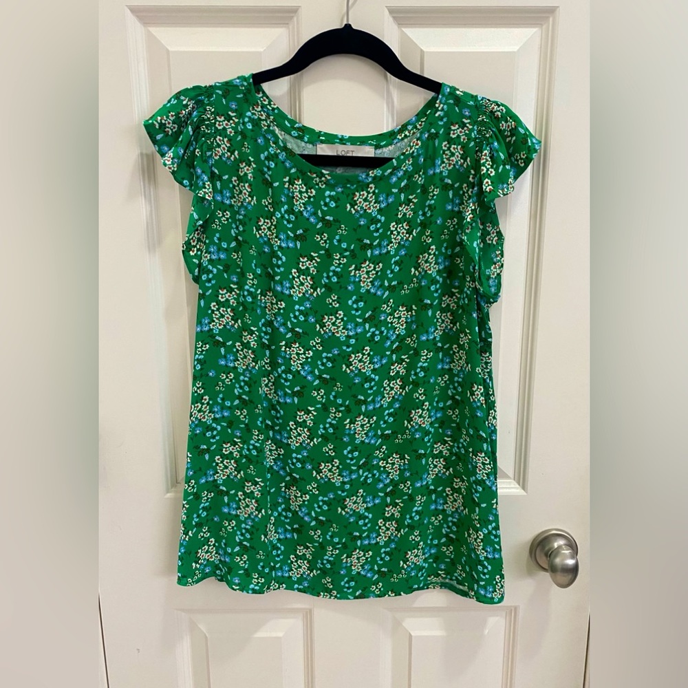LOFT flutter cap sleeve blouse in green floral print Pullover style size-Medium